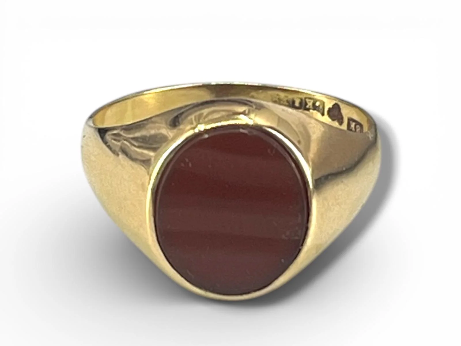 18K Klack ring med röd sten 3.8g — från sidan