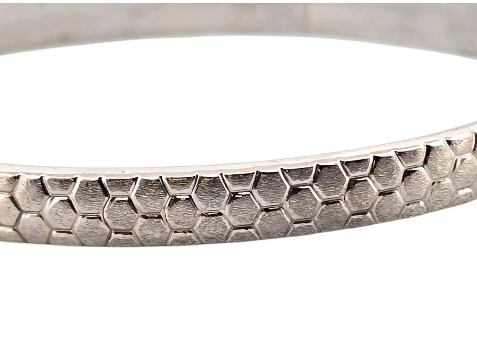 18k armring i vitguld 7,4 gram — från sidan