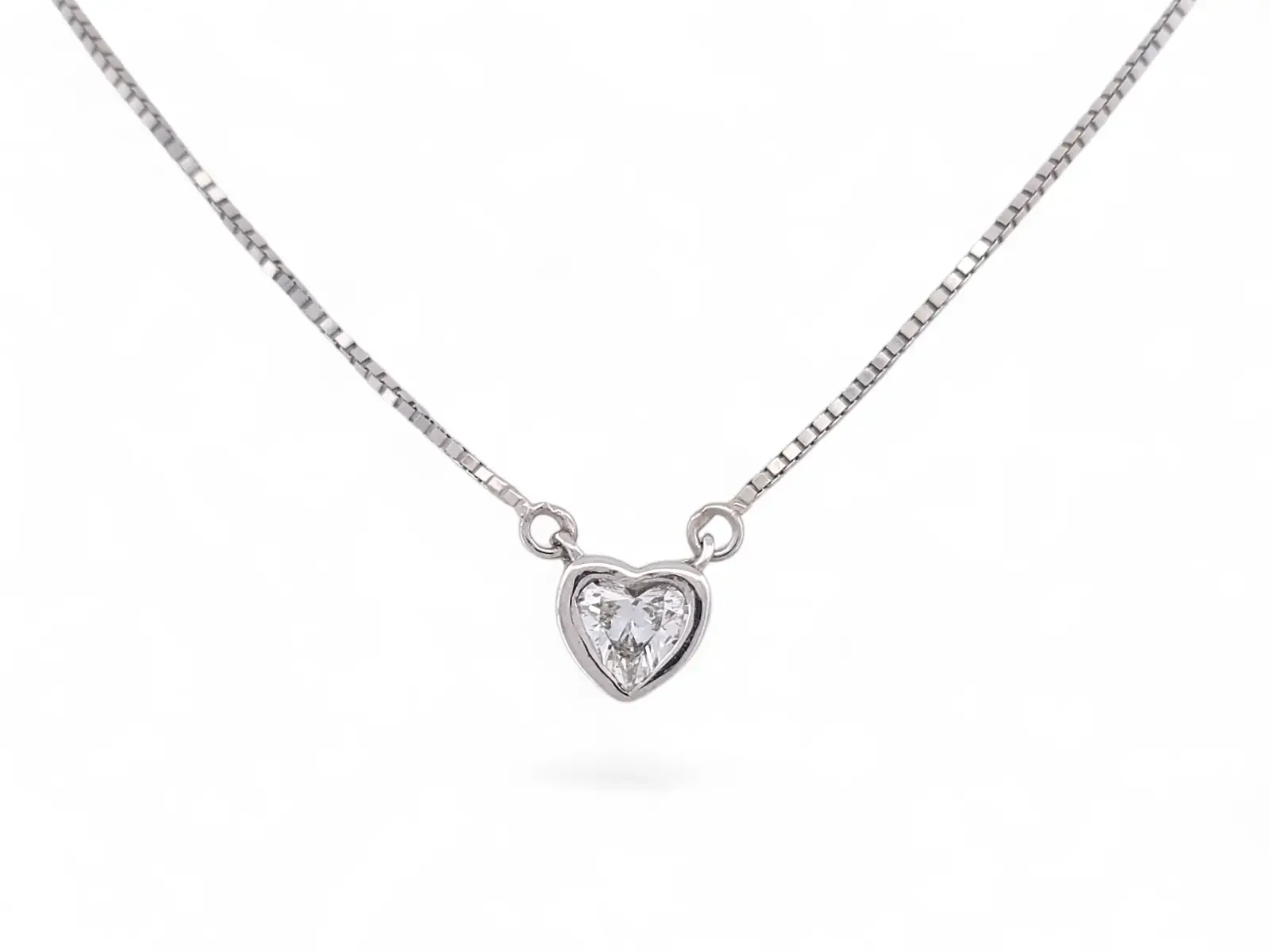 Diamant halsband i 18K vitguld – hjärtslipad diamant 0,32 ct — i 18k Vitguld — med hjärtslipad diamant — framifrån