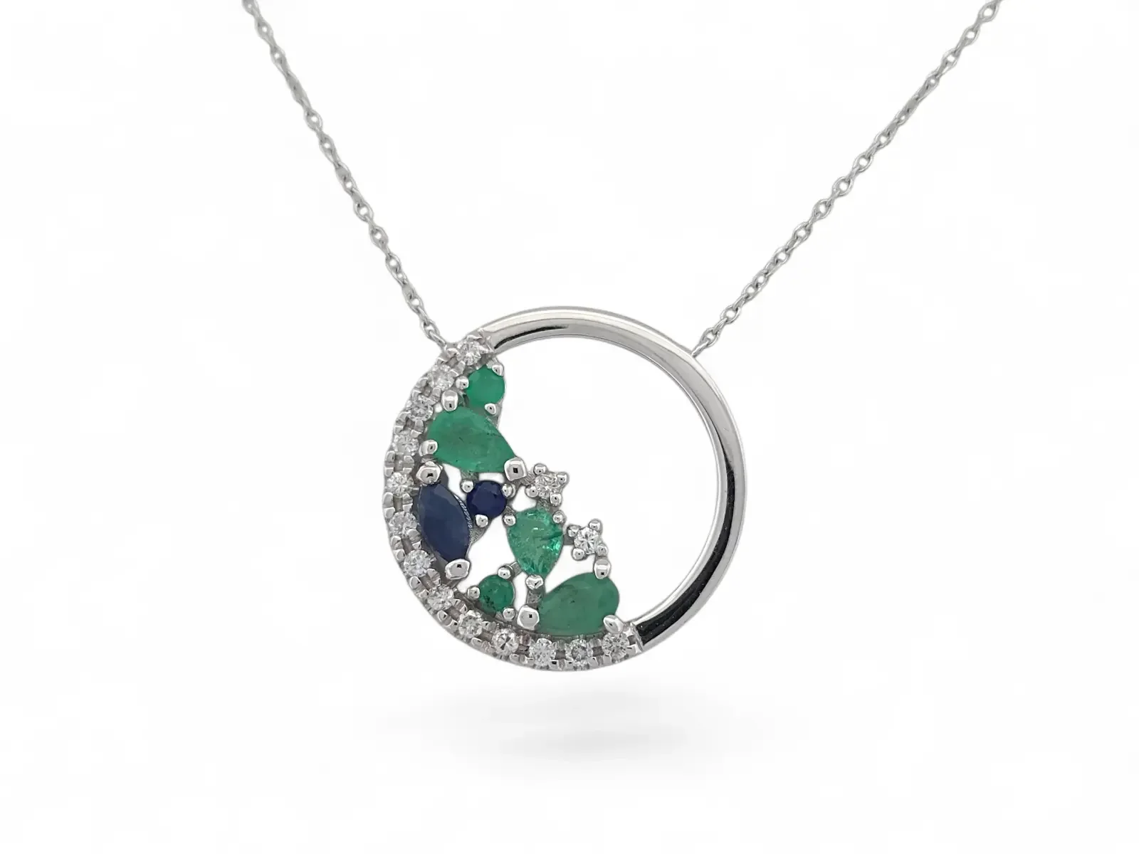 Diamant halsband i 18K vitguld med safirer och smaragder — i 18k Vitguld — framifrån