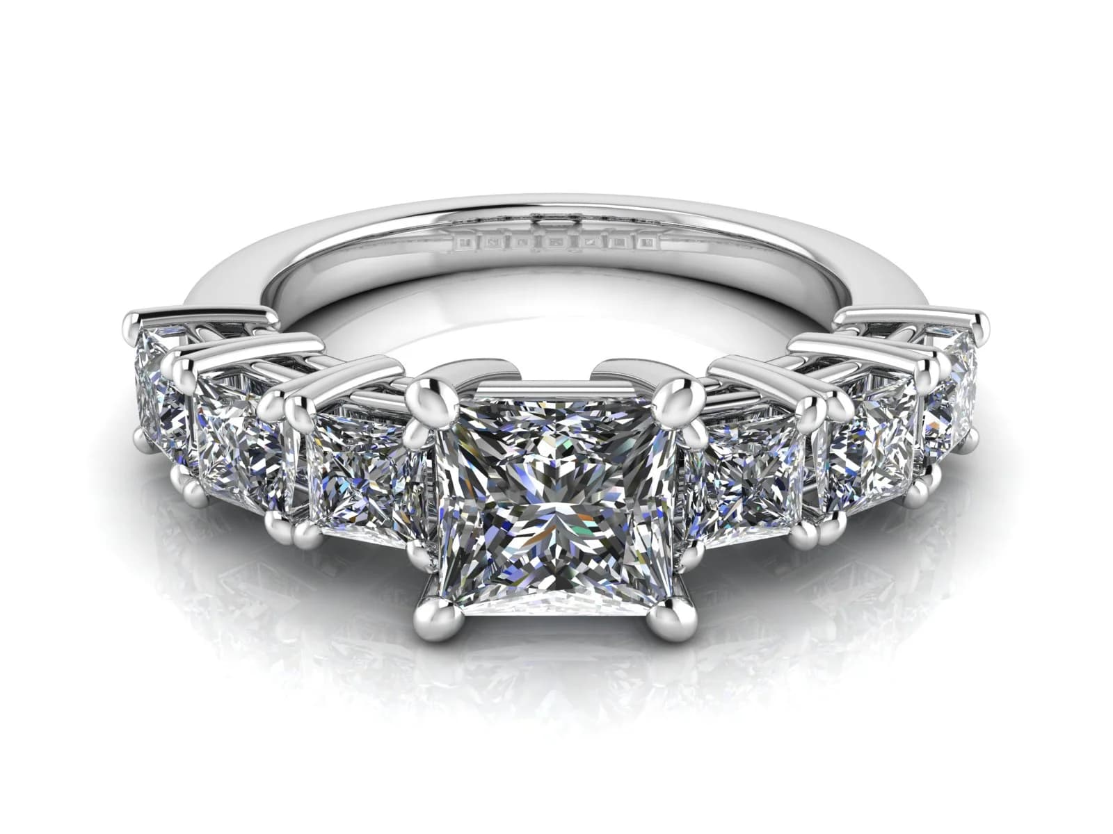 Diamantring Tanvina 2,2ct — i 18k Vitguld — med prinsesslipad diamant — framifrån